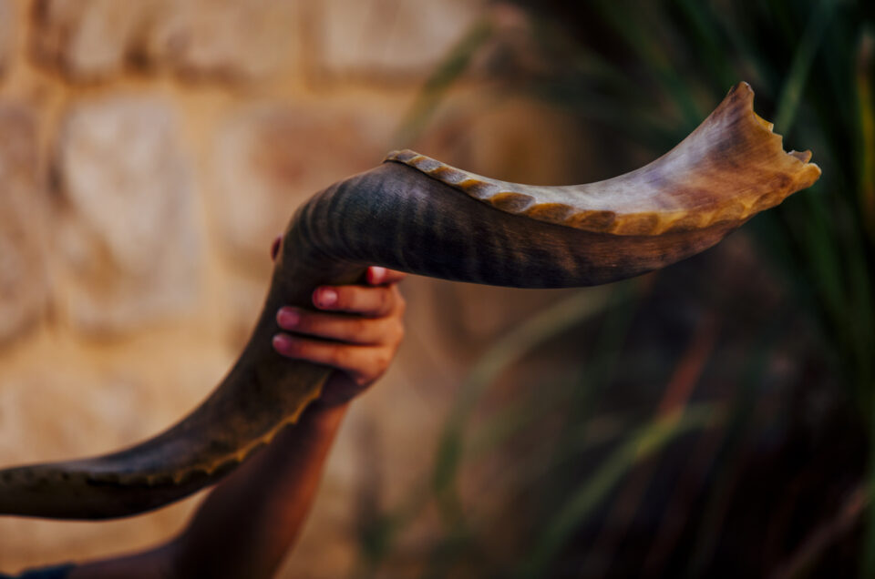 Jewish rituals before holidays. Rosh Hashana, Yom Kipur, Sukot. talit, shofar, bible.